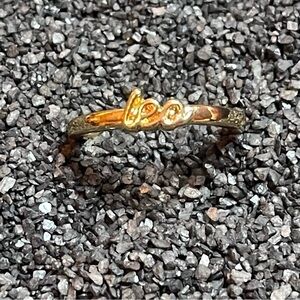 Delicate Gold Tone Cursive Leo August Astrology Banded Ring‎ Size 7